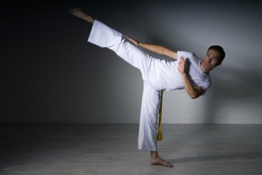 Adam bir tekme performans spor giyim.