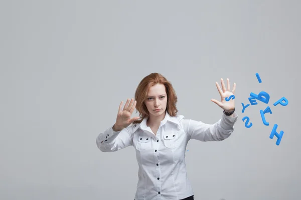 Kvinna som arbetar med en uppsättning bokstäver, skriva koncept. — Stockfoto