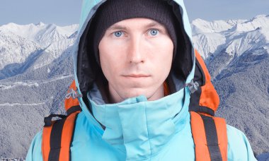 Uzun yürüyüşe çıkan kimse adam kış dağlarda.