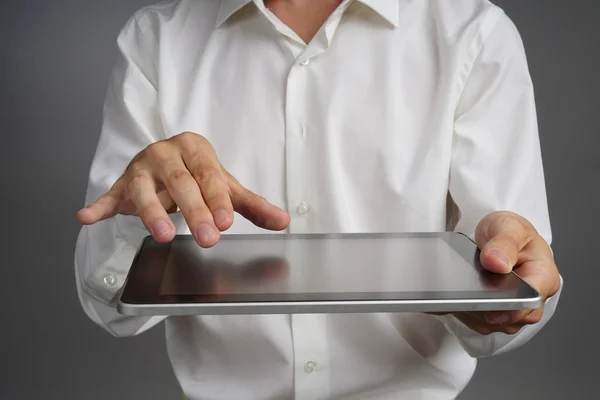 Muž v bílé košili pracuje s počítačem tablet Pc — Stock fotografie