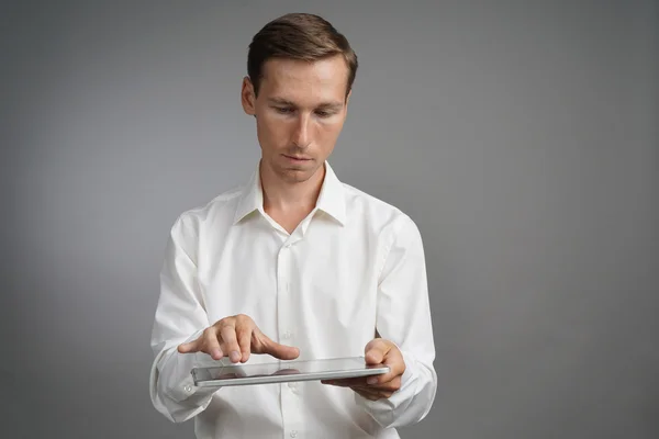 El hombre de la camisa blanca trabaja con la tableta PC — Foto de Stock