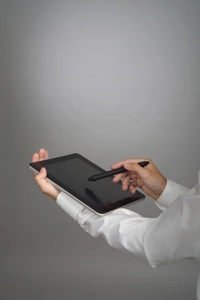 Mannen i den vita skjortan fungerar med tablet Pc — Stockfoto