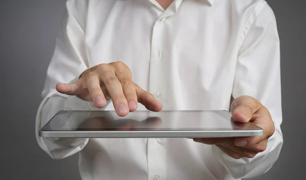 Mann im weißen Hemd arbeitet mit Tablet-PC — Stockfoto