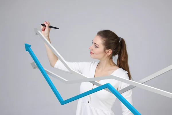 Affärskvinna arbetar med tillväxt diagram på grå bakgrund — Stockfoto