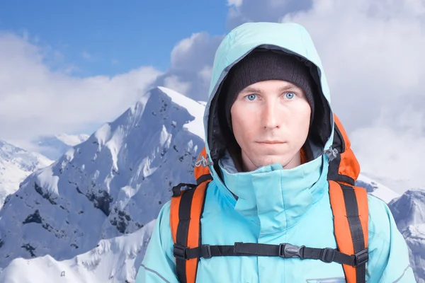 Homme alpiniste regardant la caméra, en arrière-plan de hautes montagnes. Gros plan portrait . — Photo