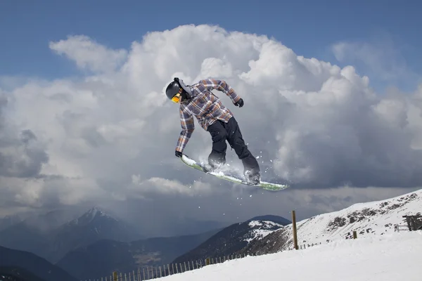 Snowboarder jumping in mountains, extreme sport. — ストック写真