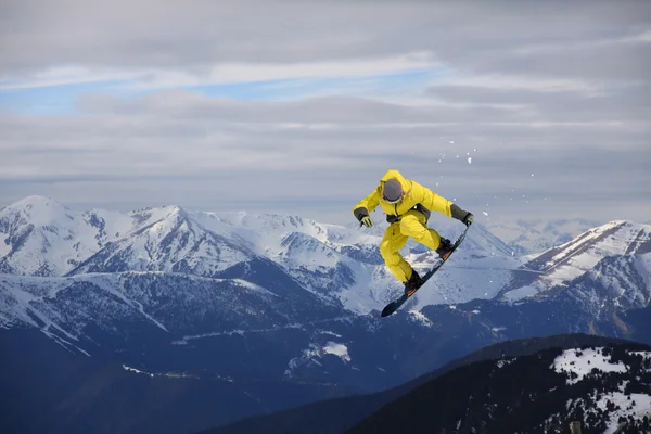 Snowboarder jumping in mountains, extreme sport. — ストック写真