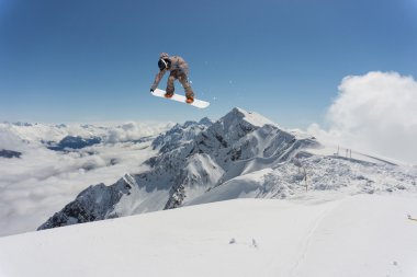 Dağlarda, aşırı spor atlama snowboarder.