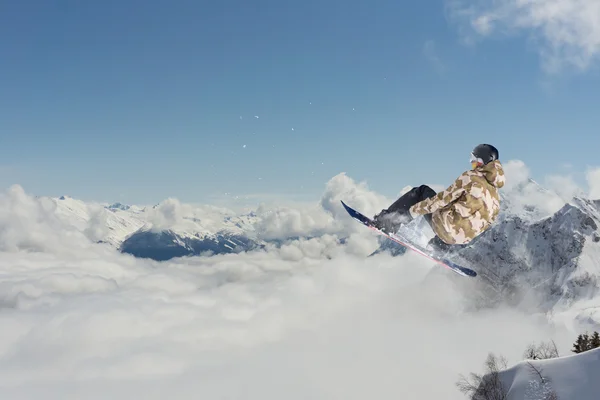 Snowboarder springen in Bergen, extreme sport. — Stockfoto