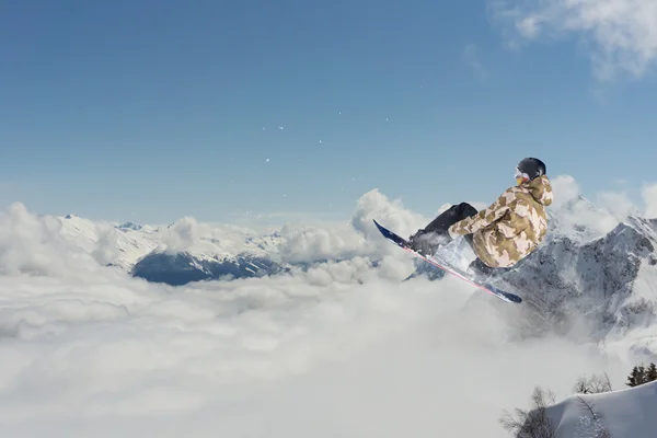 Snowboarder saut en montagne, sport extrême . — Photo