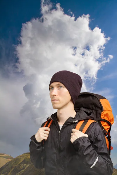 Escursionista con zaino a piedi lungo un terreno di montagna . — Foto Stock