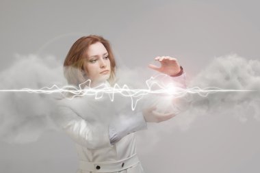 Kadın yapma etkisi magic - yıldırım flash. Elektrik, yüksek enerji kavramı.