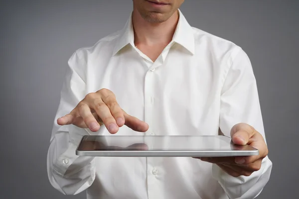 El hombre de la camisa blanca trabaja con la tableta PC — Foto de Stock