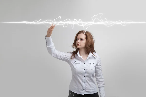 Kvinna att göra magiska effekt - flash lightning. Begreppet el, hög energi. — Stockfoto