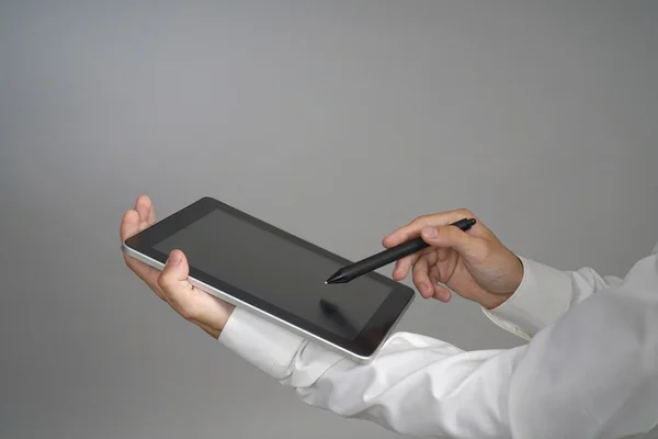 Muž v bílé košili pracuje s počítačem tablet Pc — Stock fotografie