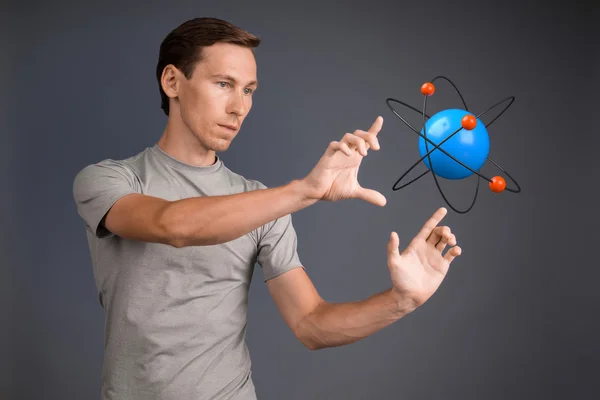 Ο άνθρωπος επιστήμονας με atom μοντέλο, ερευνητική έννοια — Φωτογραφία Αρχείου