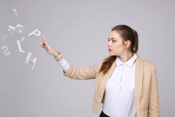 Frau arbeitet mit einer Reihe von Buchstaben, Schreibkonzept. — Stockfoto