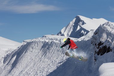 Dağlardaki atlama snowboard. Aşırı snowboard freeride spor.