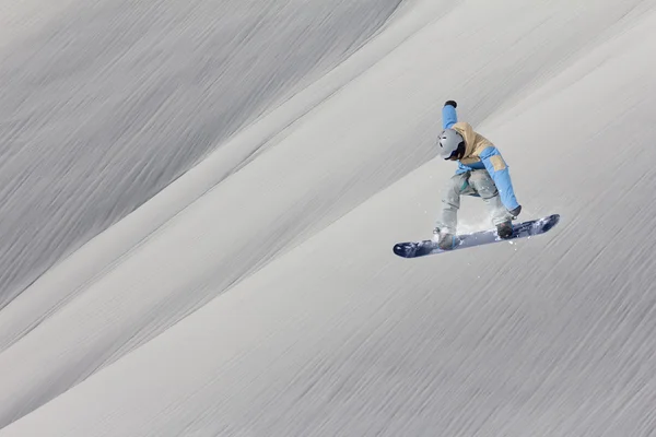 Snowboarder sautant sur les montagnes. Sports de snowboard freeride extrêmes . — Photo