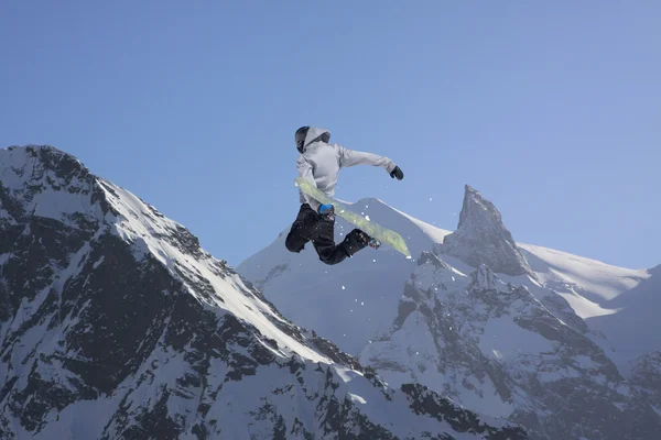 Snowboardzista, skoki na góry. Ekstremalne snowboard sport freeride. — Zdjęcie stockowe