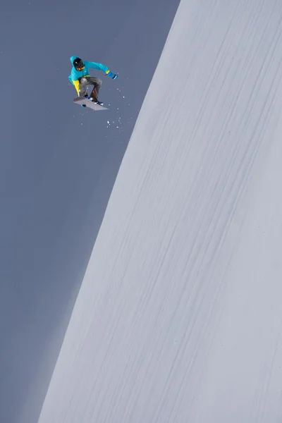 Snowboarder saltando sobre montañas. Extremo snowboard freeride sport . —  Fotos de Stock