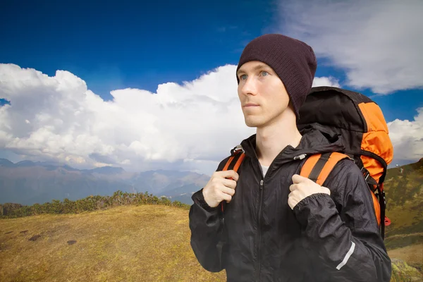 Escursionista con zaino a piedi lungo un terreno di montagna . — Foto Stock