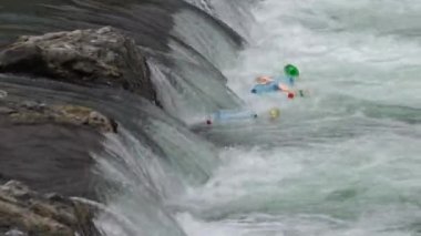 Yüzen ve nehirde kirletici plastik şişe