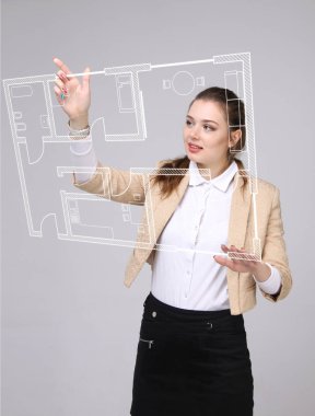 kadın mimar bir sanal daire planı ile çalışma