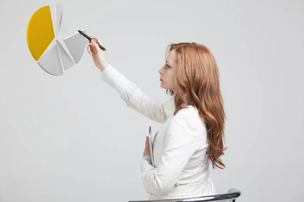 Frau zeigt ein Kuchendiagramm, Kreisdiagramm. Business Analytics Konzept. — Stockfoto