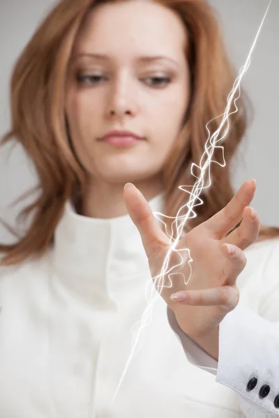 Frau, die magische Wirkung - Blitz. das Konzept der Elektrizität, hohe Energie. — Stockfoto