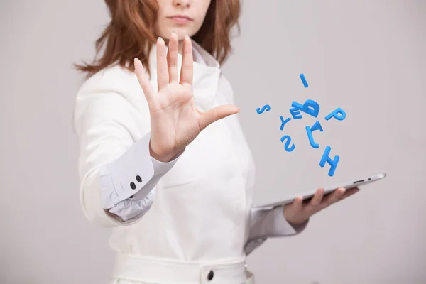 Mulher trabalhando com um conjunto de letras, escrevendo conceito . — Fotografia de Stock