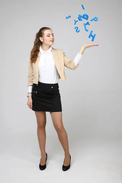 Mujer que trabaja con un conjunto de letras, concepto de escritura . — Foto de Stock