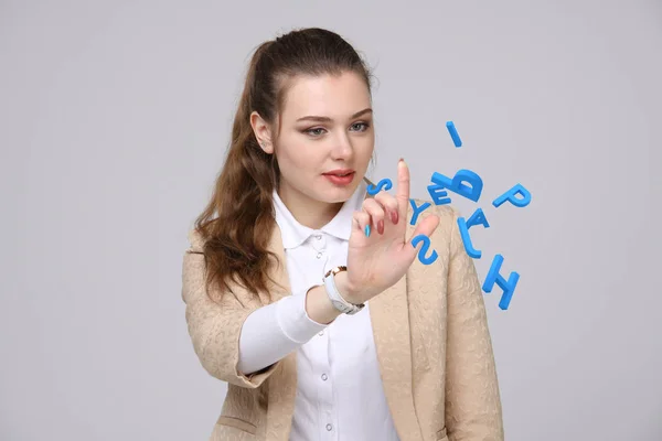 Mujer que trabaja con un conjunto de letras, concepto de escritura . — Foto de Stock