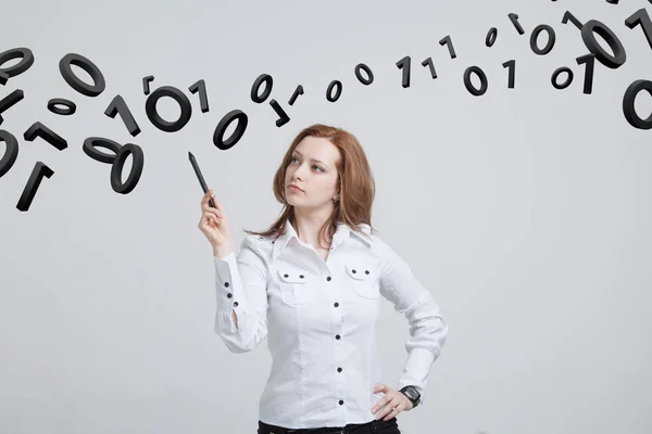 Mujer trabajando con código binario, concepto de tecnología digital . — Foto de Stock