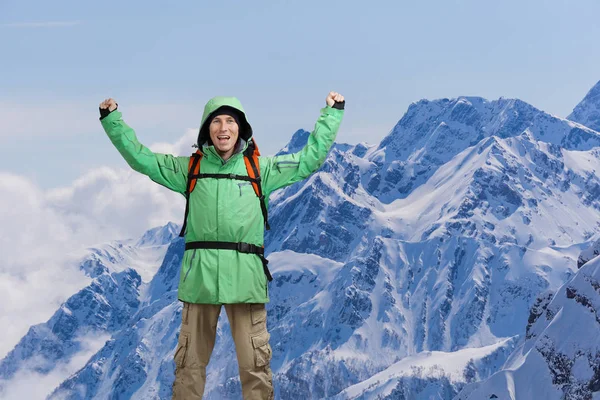 両手を頭の上に上げて満足して男性登山背景に高山. — ストック写真