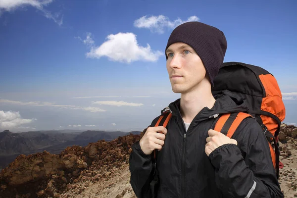 Turysta man walking góry krajobraz na wulkan Teide. Teneryfa, Wyspy Kanaryjskie, Hiszpania. — Zdjęcie stockowe