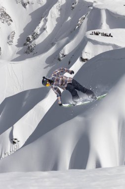 Snowboard binici Dağları üzerinde atlama. Aşırı snowboard spor.