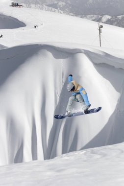 Snowboard binici Dağları üzerinde atlama. Aşırı snowboard spor.