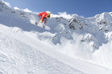 Snowboard binici Dağları üzerinde atlama. Aşırı snowboard spor.