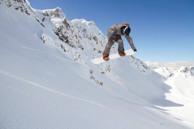 Snowboard binici Dağları üzerinde atlama. Aşırı snowboard spor.