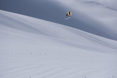 Snowboard binici Dağları üzerinde atlama. Aşırı snowboard spor.