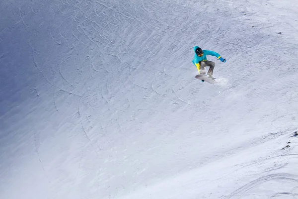 Snowboard binici Dağları üzerinde atlama. Aşırı snowboard spor.