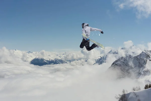 Snowboard ryttare hoppning på berg. Extrem snowboard sport. — Stockfoto