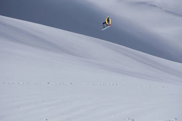 Snowboard rider springen op de bergen. Extreme snowboard sport. — Stockfoto