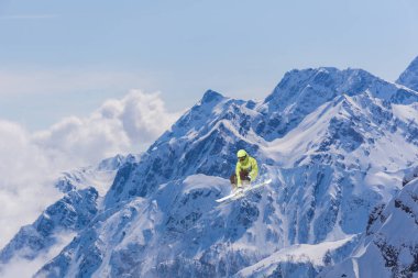 Dağlardaki atlama kayak binici. Aşırı freeride spor.
