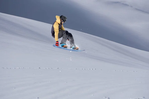 Cavaleiro de snowboard pulando em montanhas. Desporto de snowboard extremo . — Fotografia de Stock