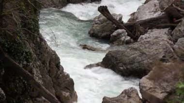 Nehrin Mzımta dağda rapids