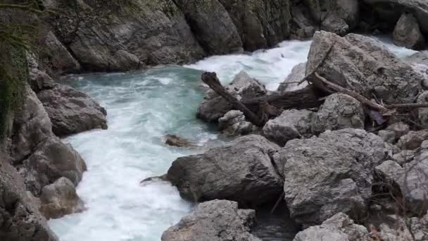 Stromschnellen auf dem Berg der Fluss mzymta — Stockvideo