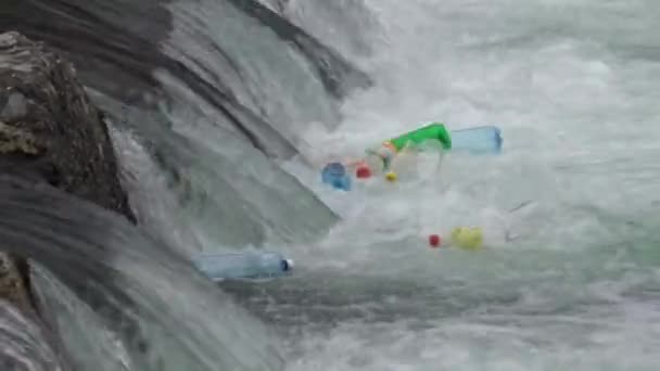 Botellas de plástico flotando y contaminando en el río — Vídeos de Stock