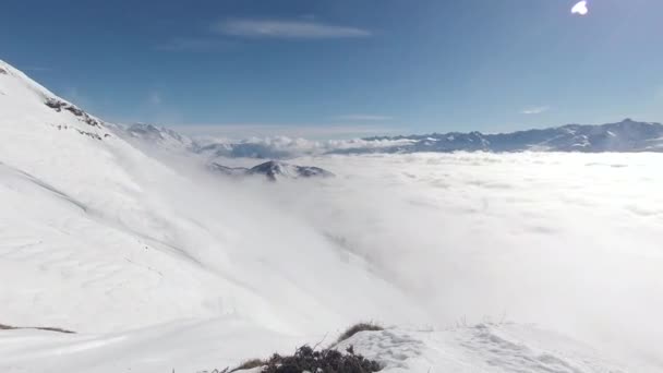 Montanhas acima Nuvens de lapso de tempo — Vídeo de Stock